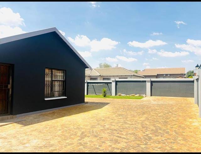 3 BEDROOM PROPERTY TO RENT IN FLEURHOF